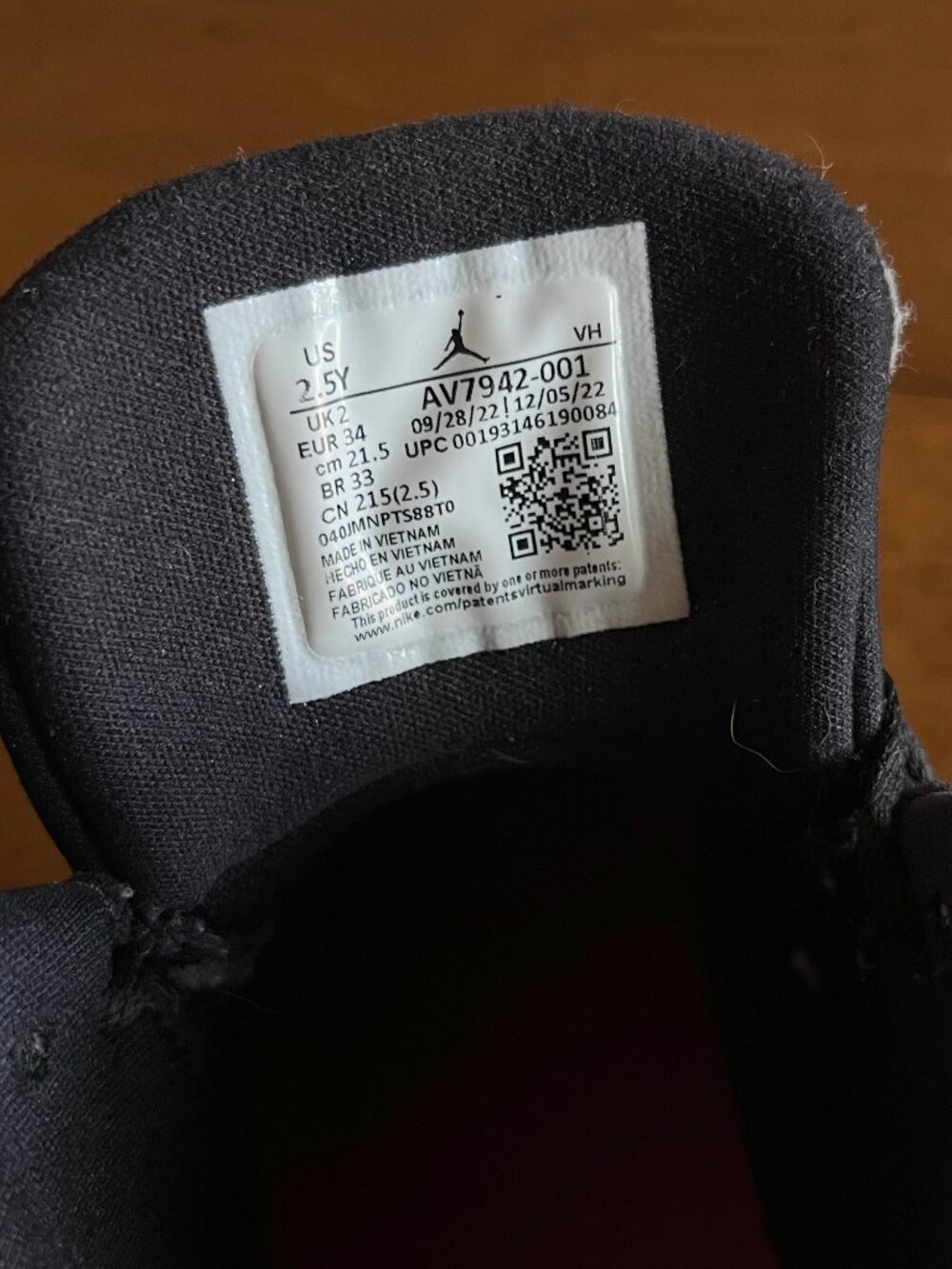 Nike Air Jordan black sneakers 2.5Y - Picture 3 of 16